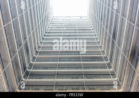 In un edificio quadrato center look up Foto Stock