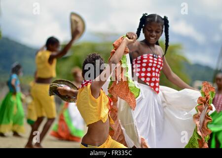 Danze Afro-Colombian con colorati abiti tradizionali. Foto Stock