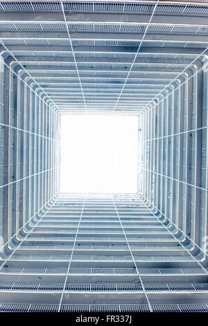 In un edificio quadrato center look up Foto Stock