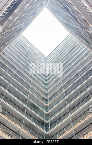 In un edificio quadrato center look up Foto Stock