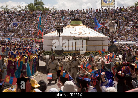 Cerimonia di apertura, Mongolia annuale Festival Naadam sono robusti e riotously colorate, dotate di atleti e spettatori e sport Foto Stock