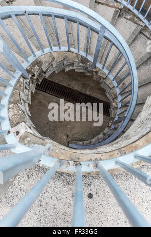 Guardare in basso da una scala a spirale Foto Stock