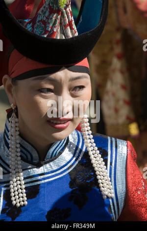 Mongoli indossano i costumi tradizionali del paese è di 20 diversi gruppi etnici o tribù come si raduna per Nadaam Festival. Foto Stock