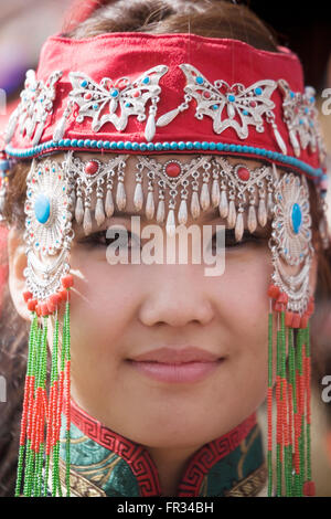 Mongoli indossano i costumi tradizionali del paese è di 20 diversi gruppi etnici o tribù come si raduna per Nadaam Festival. Foto Stock