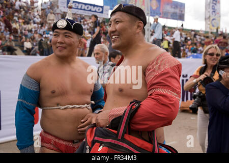 Più di un migliaio di gigante per la maggior parte dimensioni grapplers prendere parte nel wrestling durante l'annuale Festival Naadam, Mongolia. Foto Stock