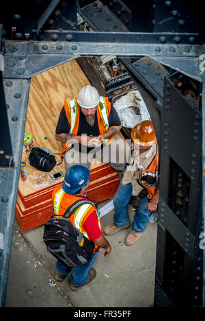 Lavoratori sul sito in costruzione avente una pausa pranzo, New York City, Stati Uniti d'America. Foto Stock