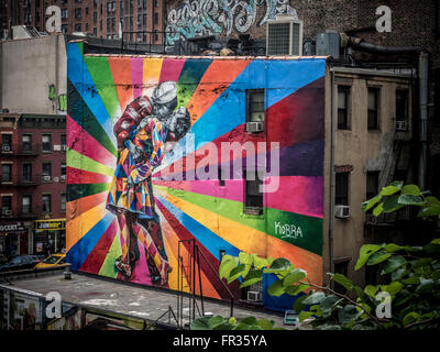 'Il Bacio' da Eduardo Kobra. Graffiti visto dalla linea alta, New York City, Stati Uniti d'America. Foto Stock