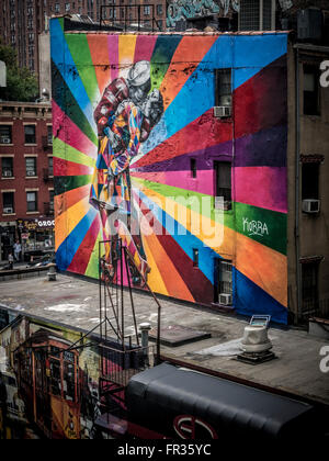 'Il Bacio' da Eduardo Kobra. Graffiti visto dalla linea alta, New York City, Stati Uniti d'America. Foto Stock