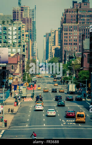Street con il traffico, New York City, Stati Uniti d'America. Foto Stock