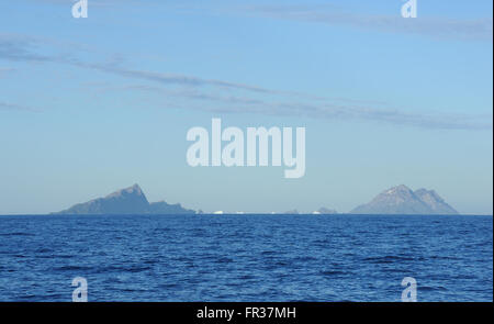 Il nord-ovest della Georgia del Sud all'alba. Willis Island e Bird Island separati da Stewart stretto. Georgia del sud. Foto Stock