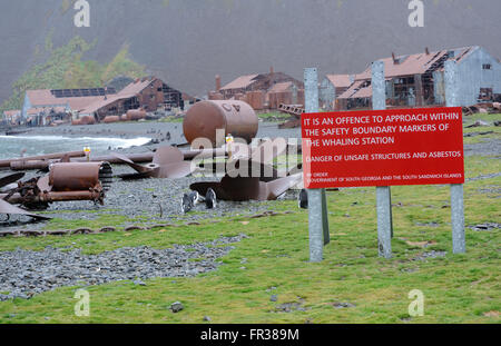 Segnale di avvertimento in corrispondenza della vecchia stazione baleniera di Stromness. Stromness, Stromness Bay, Georgia del Sud Foto Stock