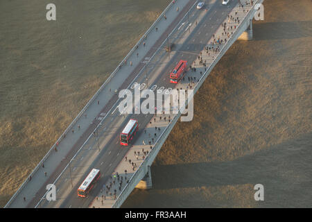 Una vista generale del London Bridge e il fiume Tamigi da 'La vista dalla Shard' il pubblico più elevato di gallerie di osservazione Foto Stock