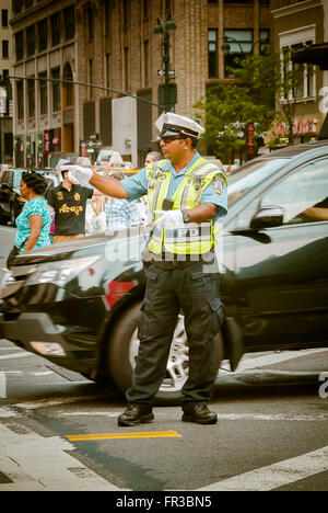Il traffico di NYPD Officer dirigere traffico, New York City, Stati Uniti d'America. Foto Stock