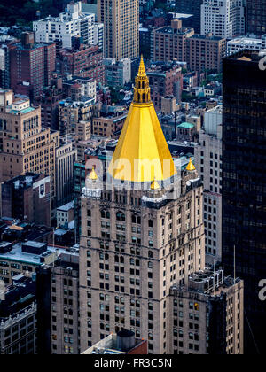 Vista dall'Empire State Building mostra New York Life Building, New York City, Stati Uniti d'America Foto Stock