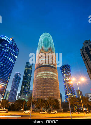 Vista notturna di moderne torri di uffici in West Bay quartiere finanziario e commerciale a Doha in Qatar Foto Stock