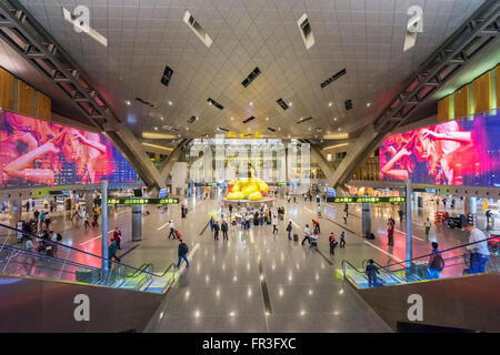 Interno del moderno terminal passeggeri Building a new Hamad dall'Aeroporto Internazionale di Doha in Qatar Foto Stock