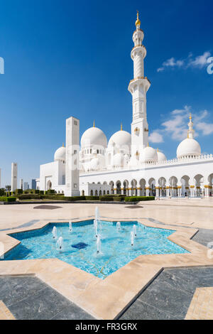 Vista di Sheikh Zayed Grande Moschea di Abu Dhabi Emirati Arabi Uniti Foto Stock