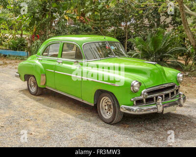 Un auto classica visto a Cuba in un ambiente soleggiato Foto Stock