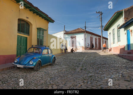Una Volkswagen maggiolino parcheggiato su una strada della vecchia città coloniale di Trinidad, Cuba.