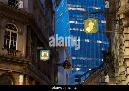 Edifici antichi e tradizionali segni commerciali a fianco di architettura moderna nel centro storico di Lombard Street. La città di Londra, Inghilterra, Regno Unito. Foto Stock