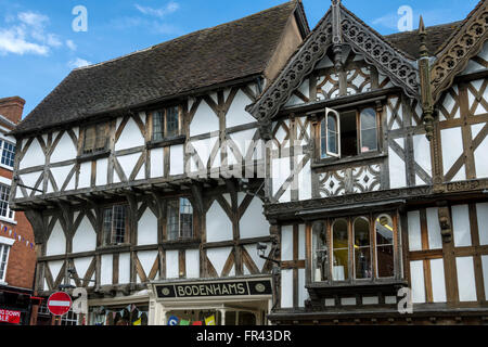 Medievale di storici edifici con travi in legno su Broad Street, Ludlow, Shropshire, Inghilterra, Regno Unito Foto Stock