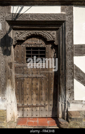 La porta del lettore della casa (sotto il portico, aggiunto 1616), Ludlow, Shropshire, Inghilterra, Regno Unito Foto Stock