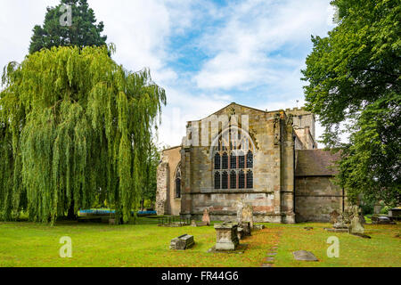 Chiesa della Santa Trinità (XII secolo) dalla Chiesa verde, Much Wenlock, Shropshire, Inghilterra, Regno Unito Foto Stock