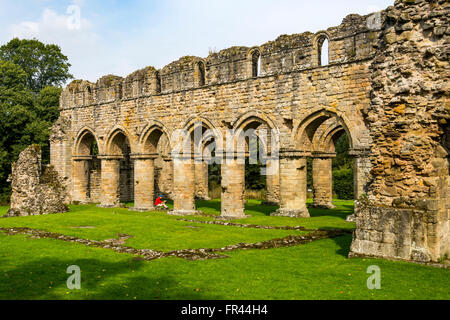 La navata di Buildwas Abbey, Buildwas, Shropshire, Inghilterra, Regno Unito. Fondata 1135. Foto Stock