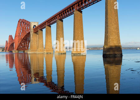 Il Forth Bridge, sul Firth of Forth nell est della Scozia Foto Stock