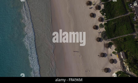 Natura: Drone foto del giovane sulla spiaggia Foto Stock