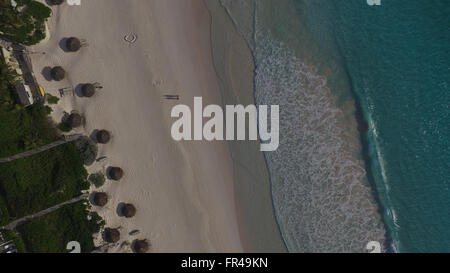 Drone foto del giovane sulla spiaggia Foto Stock