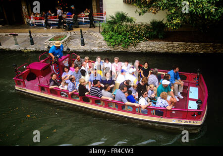 Acqua colorata taxi thread fiume a piedi nel centro cittadino di San Antonio, Texas, Stati Uniti d'America. Foto Stock