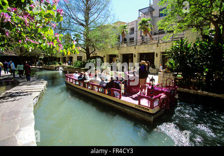 Acqua colorata taxi thread fiume a piedi nel centro cittadino di San Antonio, Texas, Stati Uniti d'America. Foto Stock