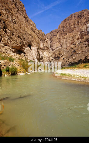 Il Rio Grande fluisce nel Boquillas Canyon, appena ad est del Rio Grande villaggio, parco nazionale di Big Bend, Texas, Stati Uniti d'America. Foto Stock