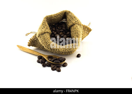 I chicchi di caffè nella sacca isolata su sfondo bianco Foto Stock