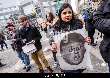 New York, NY - 19 Marzo 2016 - Un paio di migliaia di manifestanti radunati fuori Trump International Hotel and Tower, in Columbus Circle, poi hanno marciato passato Trump residence su Central Park South e al Trump Tower, per protestare contro il candidato presidenziale repubblicano Donald Trump " piattaforma su immigrazione, questioni femminili, musulmani, Messico, ecc. La manifestazione è stata organizzata su Facebook da un gruppo chiamato Cosmopolitan gli antifascisti e sostenuta da vari diritti degli immigrati i gruppi e gli altri attivisti. ©Stacy Rosenstock Walsh Foto Stock