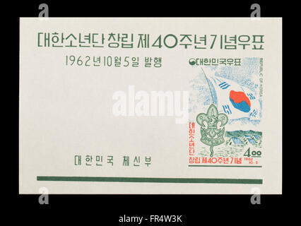 Foglio di Souvenir dalla Corea del Sud che raffigura una bandiera, emblema di scouting e tende, quarantesimo anniversario di scouting Coreano Foto Stock