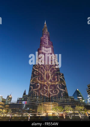 Vista del tramonto di Burj Khalifa Tower con le sequenze di illuminazione dei LED sulla facciata in Dubai Emirati Arabi Uniti Foto Stock