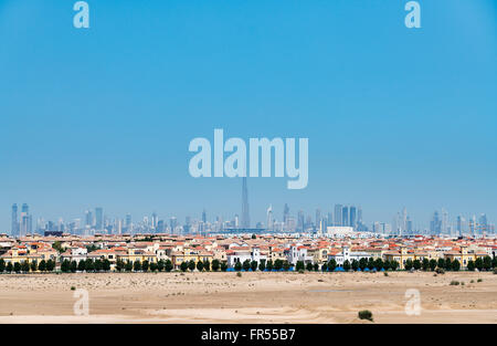 Giorno skyline di Dubai dal deserto con molte case formante la Villa di lusso di grandi dimensioni alloggiamento residenziale sviluppo in avanti Foto Stock