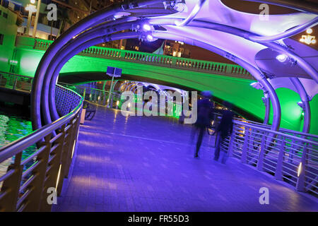 La gente che camminava sul lungofiume lungo il fiume Hillsborough, Tampa, Florida, durante la notte. Foto Stock