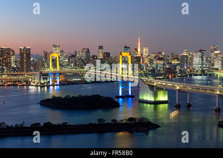 Tokyo, Giappone - 18 dicembre 2015: Lo skyline di Tokyo al crepuscolo presso il Tokyo Bay, il Rainbow Bridge e la Torre di Tokyo sono visibili. Foto Stock