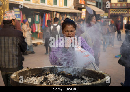 Kathmandu, Nepal - Dicembre 03, 2014: pellegrini che visitano il buddista Stupa Boudhanath. Foto Stock