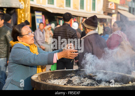 Kathmandu, Nepal - Dicembre 03, 2014: pellegrini che visitano il buddista Stupa Boudhanath. Foto Stock