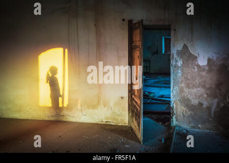 Una selezione di opere prese all'interno di un vecchio fienile illuminata dal tramonto luce arancione in Sicilia, Italia Foto Stock