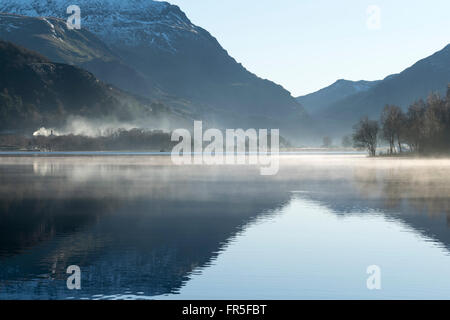 Llyn Padarn vicino a Llanberis nel Parco Nazionale di Snowdonia foto scattata dal paese di Padarn Park litorale Foto Stock