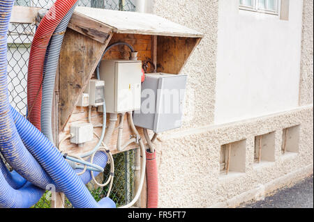 Temporanea pannello elettrico e un contatore di energia elettrica per il lavoro svolto sul sito in costruzione. Foto Stock