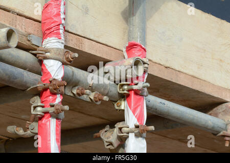 Ponteggio pali con metà-rail rinforzo con morsetti rigida sul sito in costruzione Foto Stock