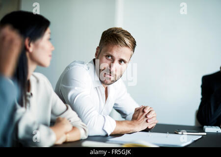 Imprenditore parlando in riunione Foto Stock