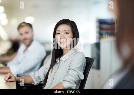 Ritratto fiducioso imprenditrice in office Foto Stock