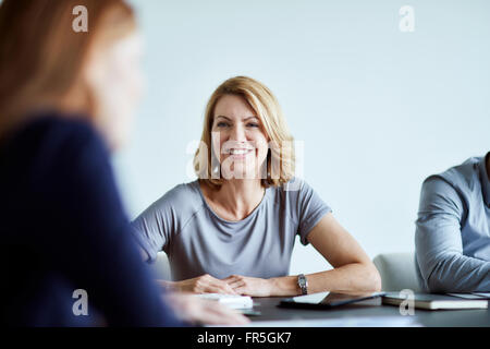 Fiducioso imprenditrice in riunione Foto Stock